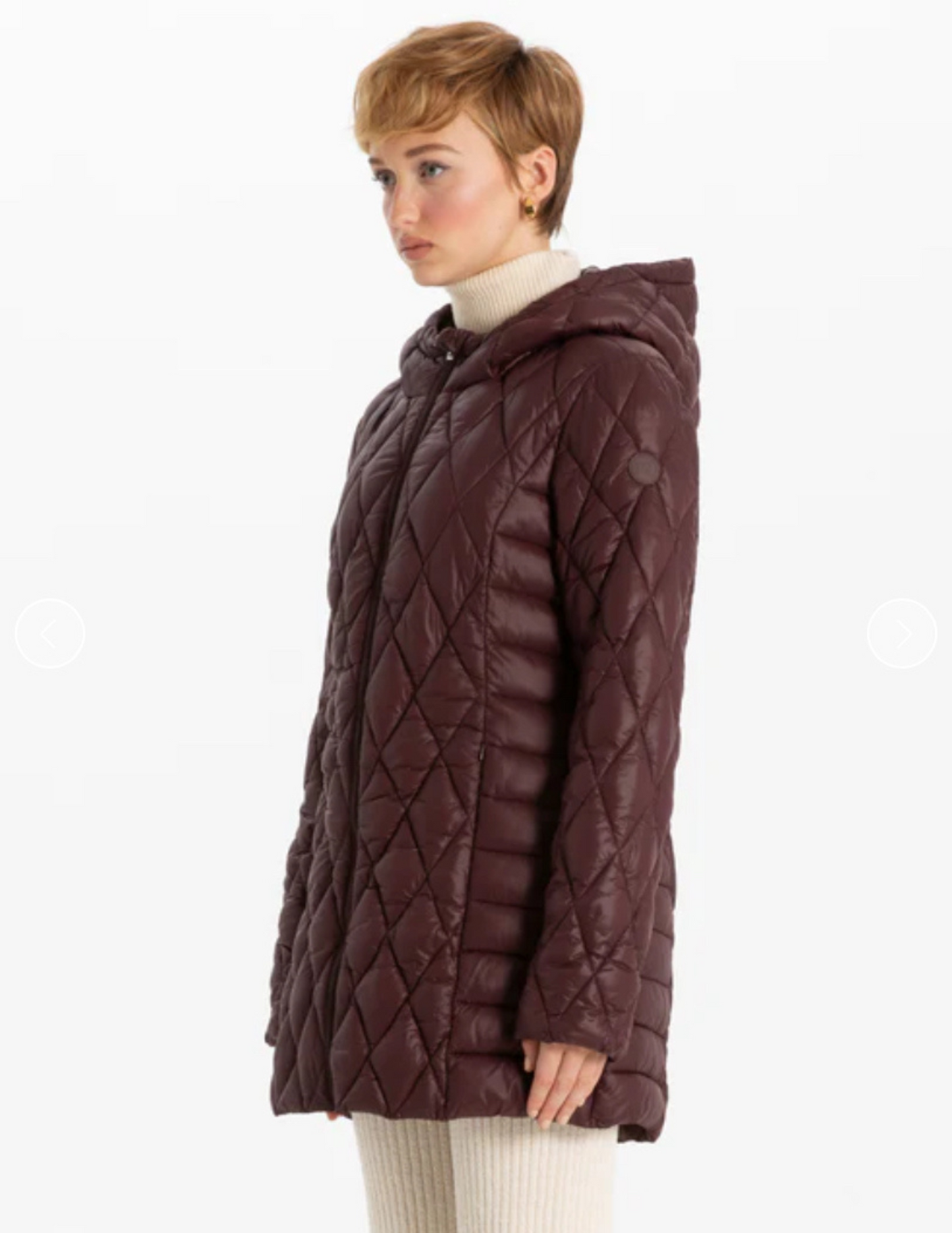 Jaboli Boutique-FergusOntario-PointZero The Ultralight long length jacket features unique diamond quilting.
Elegant and warm for crisp fall days
Lightweight yet cozy, ideal for transitional weather & Travel.
midi length for extra coverage and sophistication
Available in 3 stylish colors Merlot, storm, Navy
Fashionable and practical, perfect for layering
Premium materials for comfort and durability
Must-have fall wardrobe essential, blending style and functionality