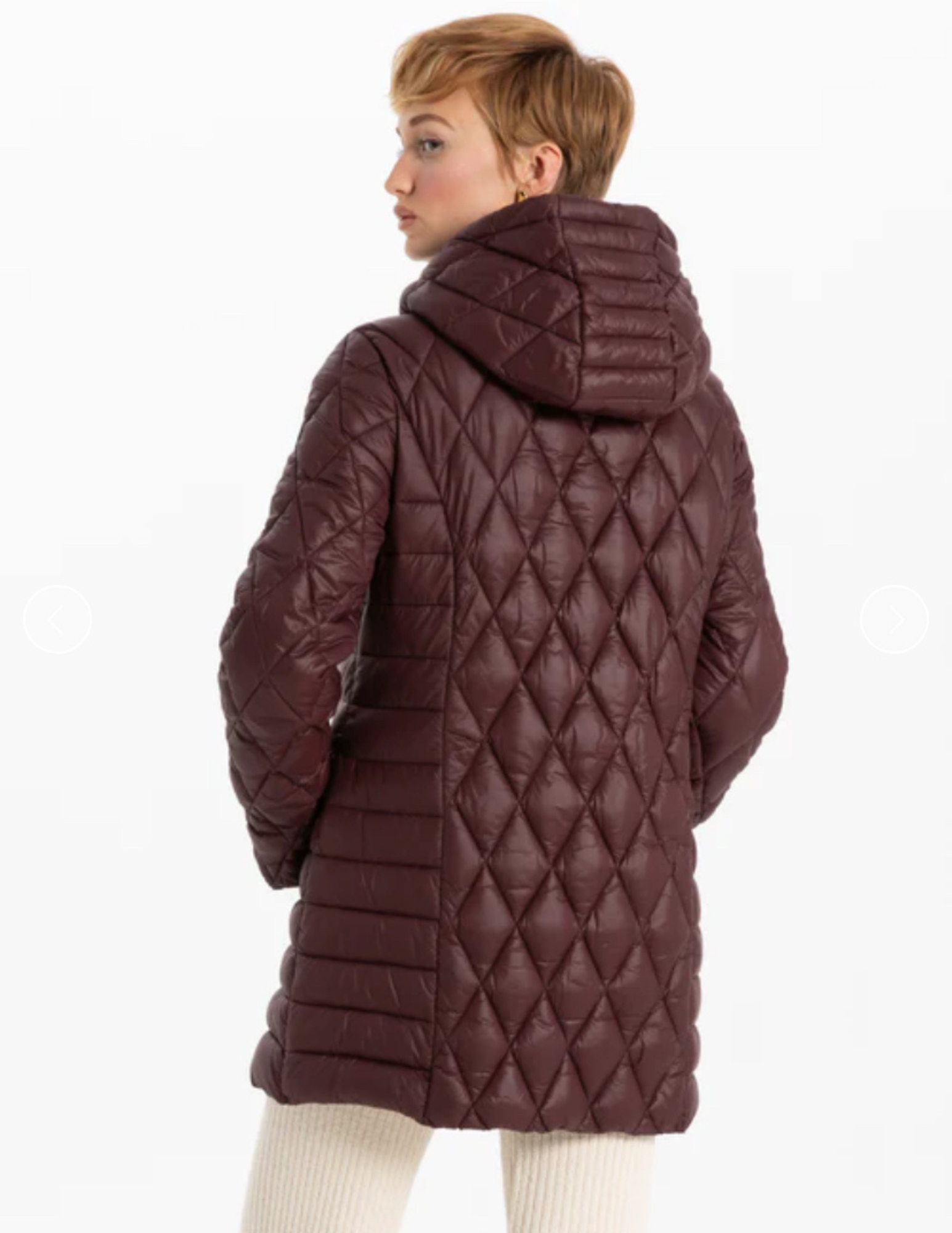 Jaboli Boutique-FergusOntario-PointZero The Ultralight long length jacket features unique diamond quilting.
Elegant and warm for crisp fall days
Lightweight yet cozy, ideal for transitional weather & Travel.
midi length for extra coverage and sophistication
Available in 3 stylish colors Merlot, storm, Navy
Fashionable and practical, perfect for layering
Premium materials for comfort and durability
Must-have fall wardrobe essential, blending style and functionality