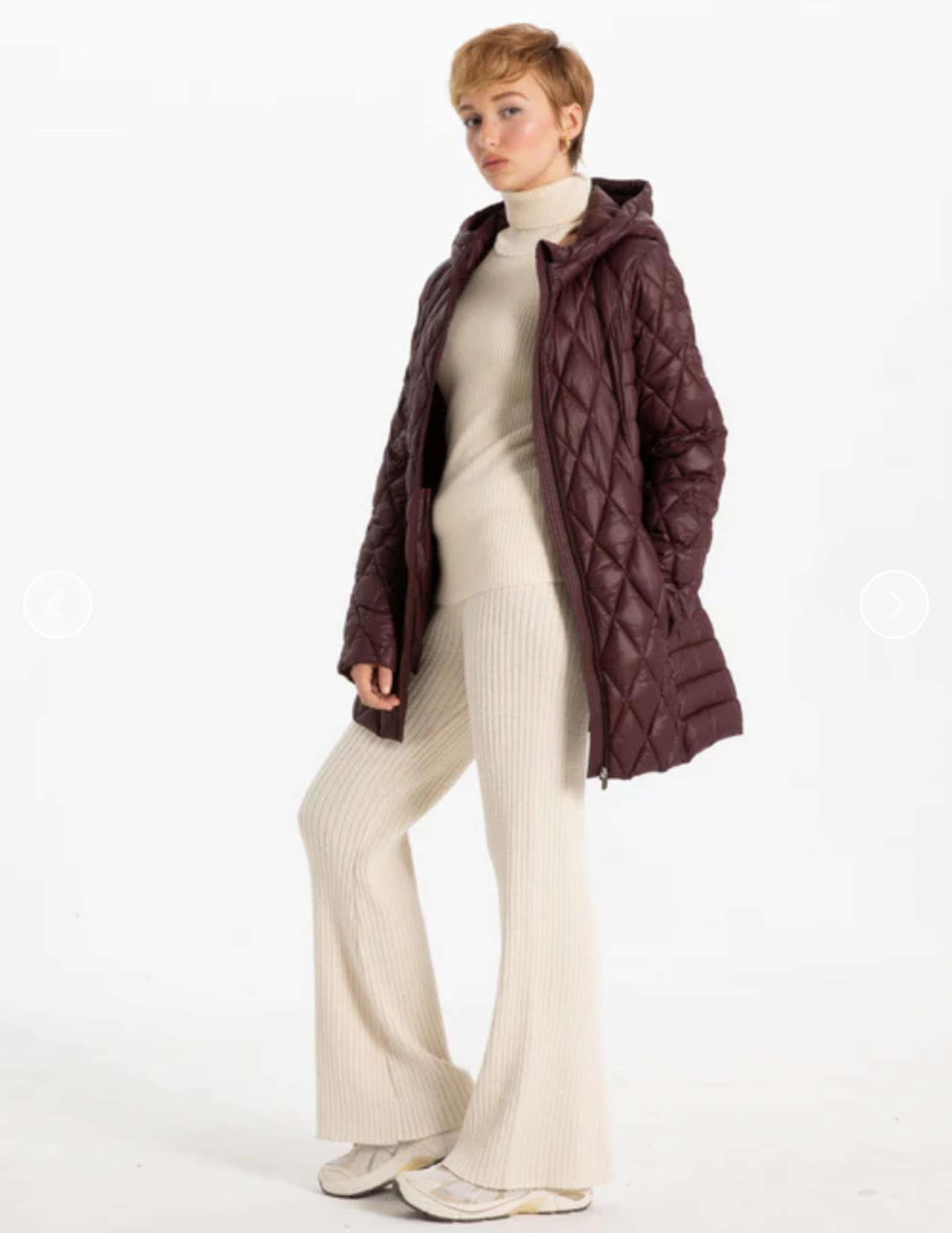 Jaboli Boutique-FergusOntario-PointZero The Ultralight long length jacket features unique diamond quilting.
Elegant and warm for crisp fall days
Lightweight yet cozy, ideal for transitional weather & Travel.
midi length for extra coverage and sophistication
Available in 3 stylish colors Merlot, storm, Navy
Fashionable and practical, perfect for layering
Premium materials for comfort and durability
Must-have fall wardrobe essential, blending style and functionality