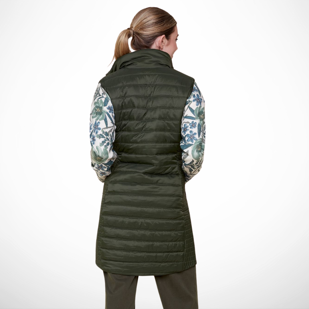 Jaboli Boutique - Fergus Ontario - Renuar - Long Quilted Vest - Colour Chive. Gorgeous high-collar vest
Ideal for transitional seasons
Available in oyster, chive, and black
Striking gold zip front with gold-domed overlay
Features pockets
Knee-length design
Practical and chic addition to your seasonal wardrobe