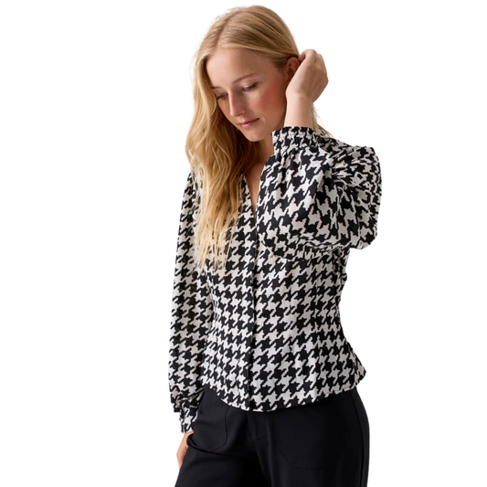 Jaboli Boutique - Fergus Ontario - Sanctuary -Be My Muse Blouse. "Be My Muse" Blouse: A timeless classic in Classic Black/White Houndstooth. Features a shirt collar and elegant ruching at the cuff and waist for a flattering peplum effect. Achieves a balance between structure and flow with a fitted front and blousy back. Versatile for special occasions or everyday style inspiration. Pair with your favorite wide-leg trousers for a super dressy and fashion-forward look. Your style muse awaits!