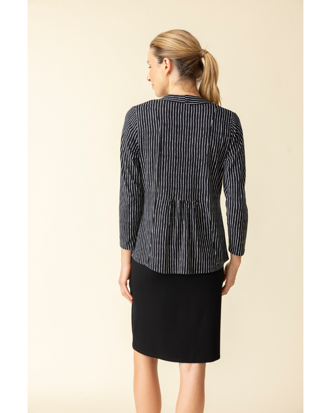 Jaboli Boutique-Fergus Ontario-Habitat Striped Jacket-Black

Open Front

Colours - Navy/White Stripe, Black/White Stripe,

Shirred Back at Waist

Pockets

3/4 Sleeves