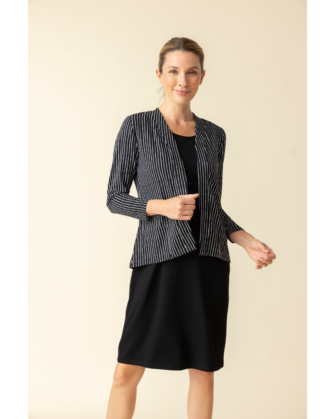 Jaboli Boutique-Fergus Ontario-Habitat Striped Jacket-Black

Open Front

Colours - Navy/White Stripe, Black/White Stripe,

Shirred Back at Waist

Pockets

3/4 Sleeves