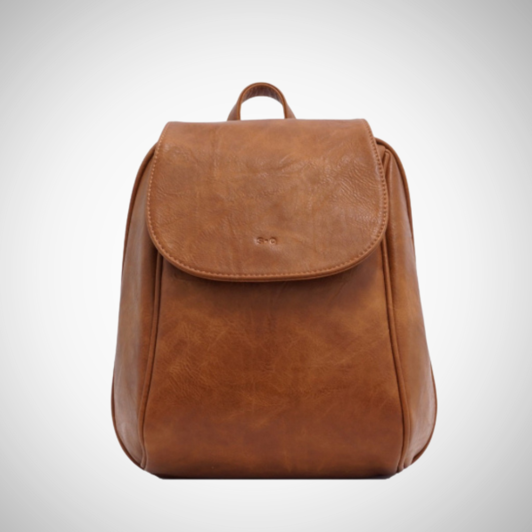 Jaboli Boutique - Fergus Ontario - Sq - Jada Backpack - Colour Camel. Flap with magnetic closure and double zipper closure Top handle Adjustable shoulder strap Interior: zipper pocket and smartphone pocket Exterior: front large slip pocket and back zipper pocket Material: Polyurethane, Lining: nylon (100% recycled), Dimensions (cm): 24 L x 30 H x 10 D Handle drop (cm): 8 Shoulder strap drop (cm): 38 - 54